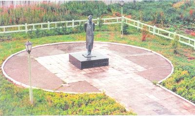 Памятник А. П. Чехову в г. Александровске-Сахалинском